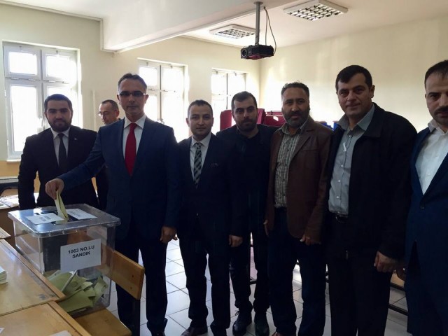 AK Parti Gebze ilçe Başkanı Hasan Soba teşkilatıyla birlikte oy kullandı
