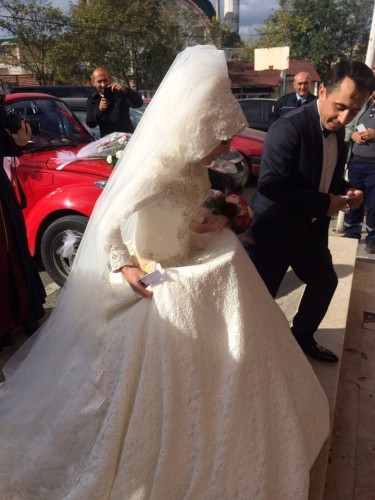 Bugün düğünü olan gelin ve damatta oylarını Yavuz Selim Mahallesi Üçkümeveler İlkokulu'nda oylarını kullandılar