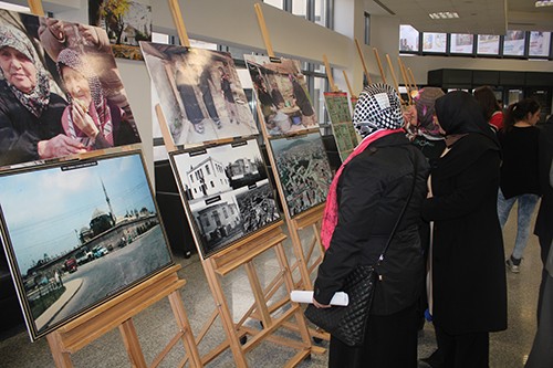 Katılımcılar sergide yer alan fotoğrafları ilgiyle inceledi