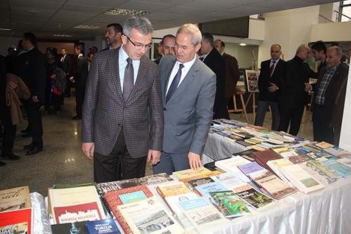 Gebze Belediye Başkanı Adnan Köşker kitapları inceledi