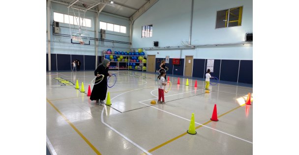 Anne ve çocuklar hem spor yaptı hem eğlendi
