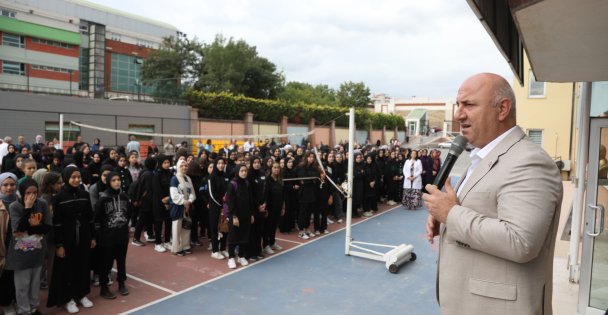 Başkan Bıyık, Okulun İlk Günü Öğrencileri Yalnız Bırakmadı