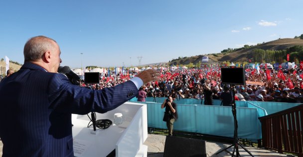 Cumhurbaşkanı Erdoğan, Malazgirt Zaferi'nin 952. yıl dönümü dolayısıyla Ahlat'ta düzenlenen etkinliğe katıldı