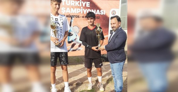 Darıca Tenis Spor kulübü milli sporcusu Emirhan, Kocaeli'nin gururu oldu.