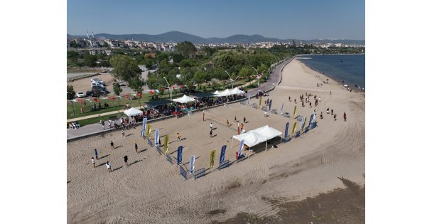 Derince'de plaj voleybolu turnuvası kıyasıya mücadele ile başladı