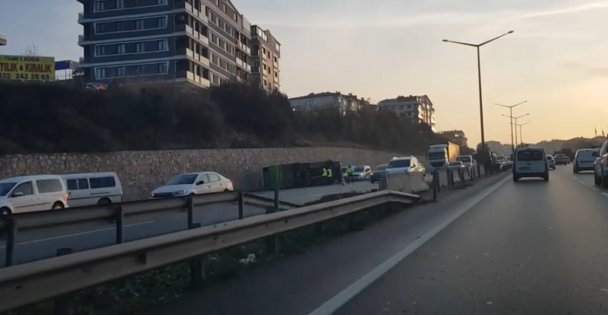 Devrilen halk otobüsünün sürücüsü yaralandı