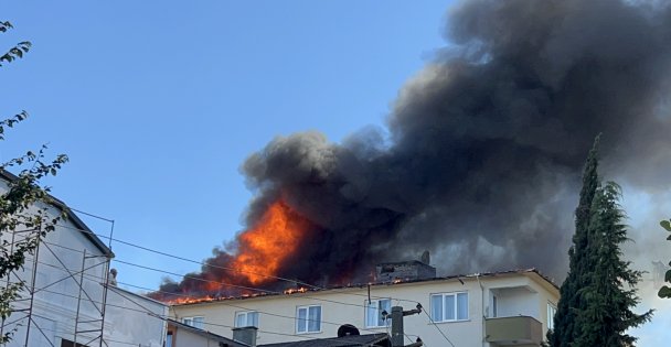 Gebze'de bir apartmanın çatısında çıkan yangın hasara yol açtı