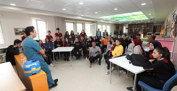 Gebze'de çocuklara hayvan sevgisi aşılanıyor