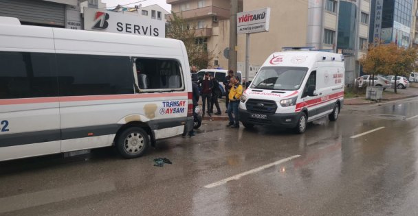 Gebze'de servis minibüsüyle çarpışan motosikletin sürücüsü yaralandı