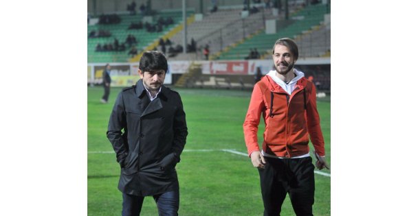 Genç futbolcu, Taner Savut'u anlatırken gözyaşlarına hakim olamadı