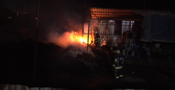 Geri dönüşüm deposu yangını palet imalathanesine sıçradı: İki iş yeri alev alev yandı