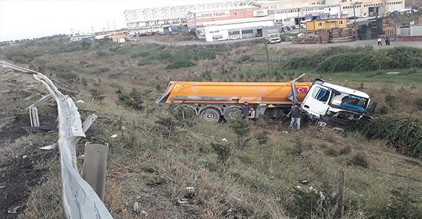 Hafriyat Kamyonu Şarampole Devrildi: 1 Yaralı