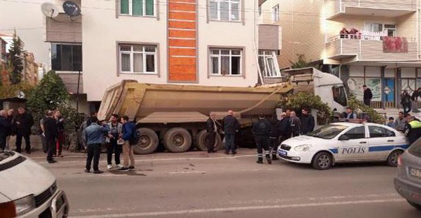 Kamyon Duvara Çarptı