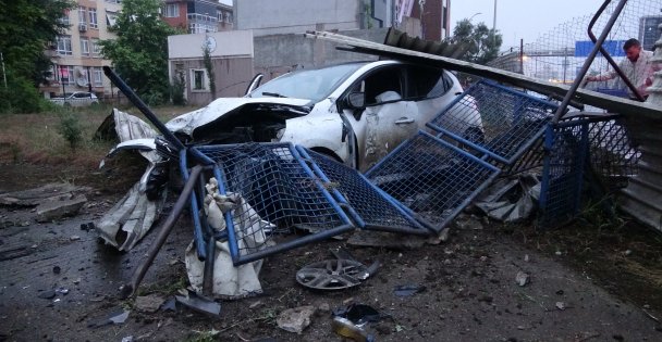 Kayganlaşan Yolda Kontrolden Çıkan Otomobil Bariyere Çarptı: 2 Yaralı