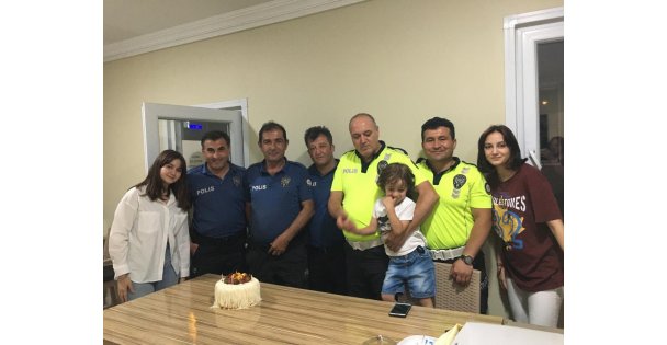 Kocaeli'de Ailesinden Görevdeki Polise Doğum Günü Sürprizi