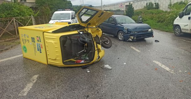 Kocaeli'de otomobille çarpışarak devrilen teslimat aracının sürücüsü yaralandı
