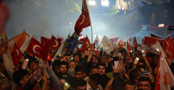 Kocaeli'de seçim kutlaması: Vatandaşlar sokağa akın etti