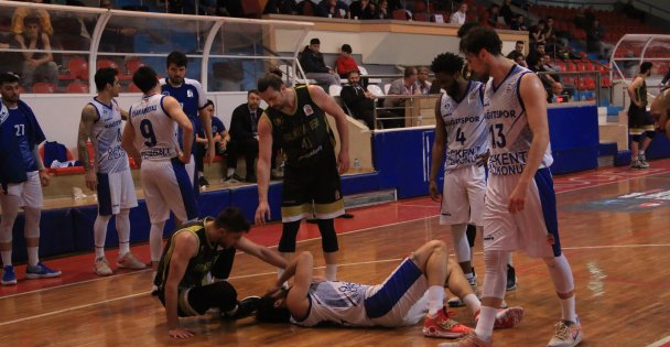 Maçta kafasını zemine çarpan sporcu hastaneye kaldırıldı