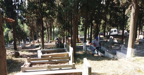 Mezarlıklar bayrama hazır