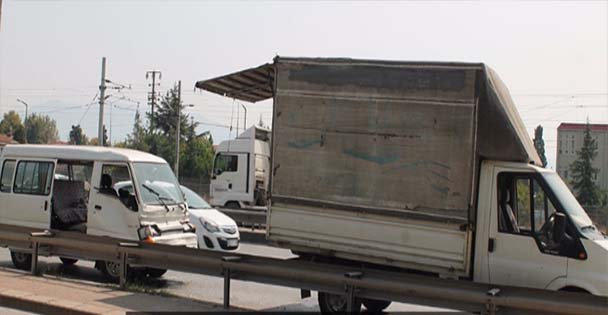 Minibüs, emniyet şeridindeki kamyonete çarptı