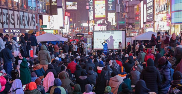 New York Times Meydanı'nda İftar ve Teravih (VİDEOLU HABER)