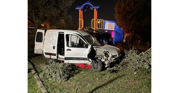 Panelvanın çocuk parkına uçtuğu kazada 1 kişi öldü, 1 kişi yaralandı