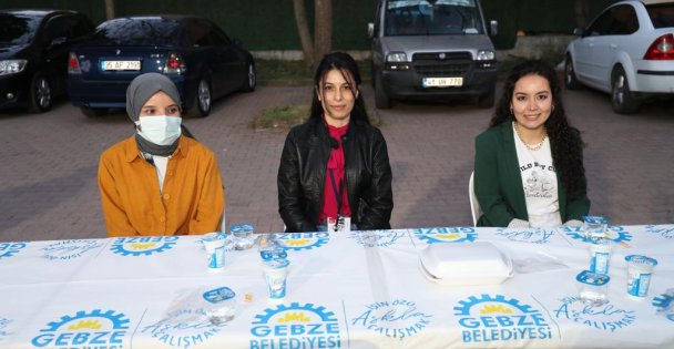 Sağlıkçılarla birlikte iftar yaptı