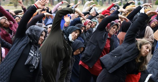 Sporda, sağlıkta, eğitimde Anne Şehir sizinle; Büyükşehir'le 17 bin kişi zumba yaptı