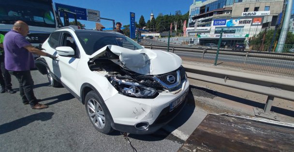 Sürücü fenalaştı, kontrolden çıkan tır otomobile ve kamyonete çarptı