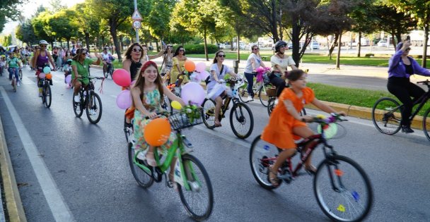 Süslü Kadınlar Bisiklet Turu, İzmit'te renkli görüntüler oluşturdu