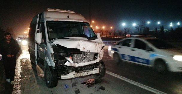 TEM'in Orta Şeridinde Terk Edilen Otomobil Kazaya Sebep Oldu: 4 Yaralı (VİDEOLU HABER)