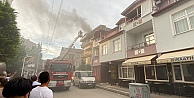 Çatıda Çıkan Yangın Daireye Sıçradı: Mahalleli Sokağa Döküldü