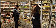 Gebze’de zabıtalar marketleri denetliyor