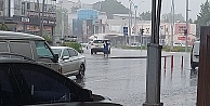 Kocaelide sağanak yağmur hayatı olumsuz etkiledi, caddeler sular altında kaldı