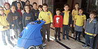 Öğrenciler atık kağıtlardan elde ettikleri gelirle okula zemin temizleme makinesini aldı