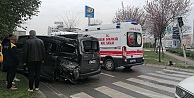 Ters yöne U dönüşü kazayı getirdi: 1i ağır 4 yaralı (videolu haber)