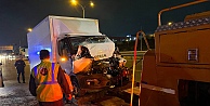 Tıra çarpan kamyonetin sürücüsü yaralandı