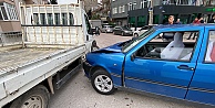 ( Vi̇deolu) Kamyonet İle Çarpışan Otomobilde 3 Kişi Yaralandı