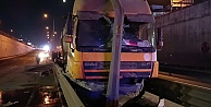 (VİDEOLU)  Lastiği Patlayan Kamyon, Tünel Girişinde Refüje Çıktı
