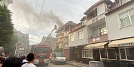Çatıda Çıkan Yangın Daireye Sıçradı: Mahalleli Sokağa Döküldü