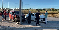 Hafif ticari araçla otomobilin çarpışması sonucu 3 kişi yaralandı