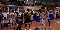 Maçta kafasını zemine çarpan sporcu hastaneye kaldırıldı