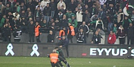 Sahaya Atlayıp Kocaelispor Tribününe Sakaryaspor Atkısı Açınca Ortalık Karıştı (Videolu Haber)