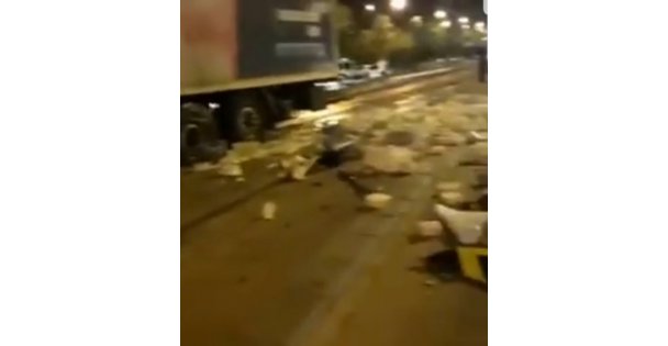 Tır Refüje Girdi