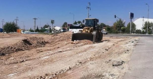 Yol çalışması kazısında patlamamış eski top mermisi bulundu
