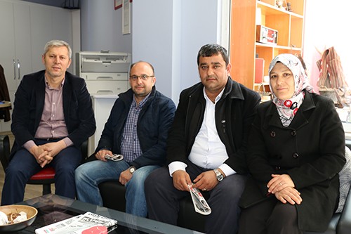 Şehit Mücahit Okur'un ağabeyi Bünyamin Okur, Şehit Soner Tomak'ın ablası Beyhan Şen ve eşi Orhan Şen