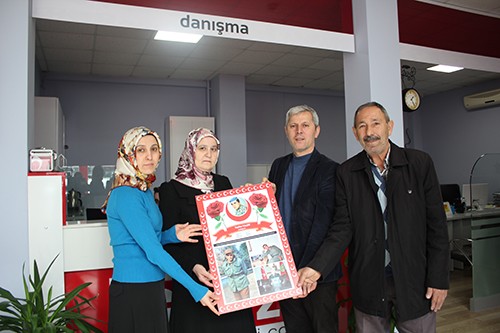 Şehit Tayfun Yalçın'ın eşi Hafize Yalçın ve Soner Tomak'ın babası Hayrettin Tomak