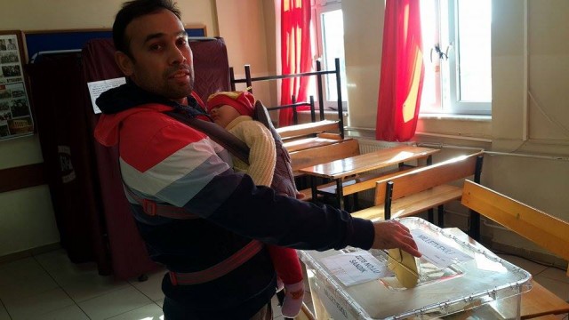 Bazı vatandaşlar kucaklarında çocuklarıyla oy kullandılar