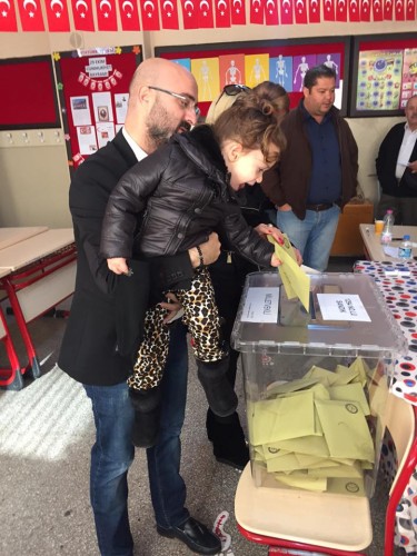 Fırtına TS Dernek Başkanı Gökhan Altıntaş çocuğuyla birlikte oyunu kullandı