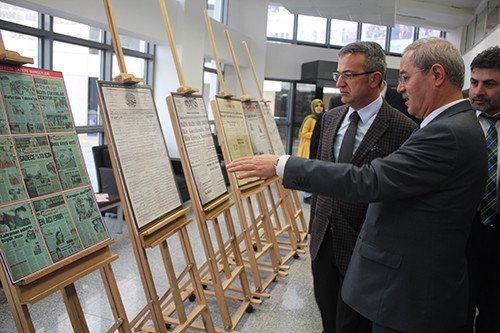 Protokol üyeleri de sergiyi gezerek fotoğrafları inceledi
